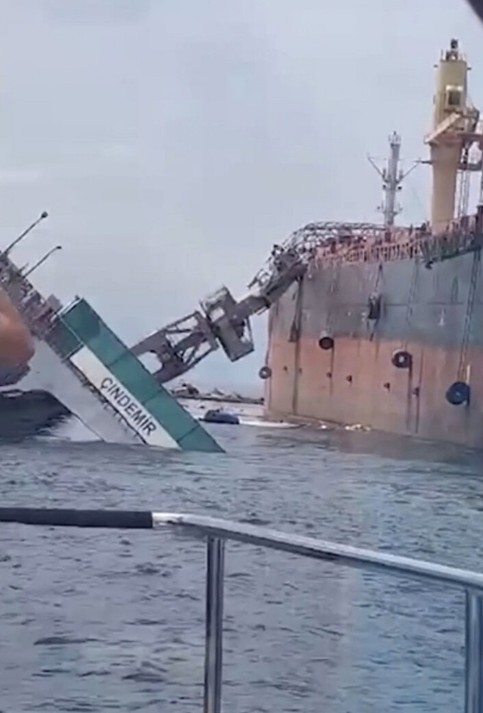 Tuzla'da tersanede havuz çöktü: Vinç geminin üzerine devrildi